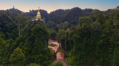 Wat Khao Na Nai Luang Dharma Parkı Budist uygulaması. Tayland 'ın güneyindeki tarihi Thamma Parkı.