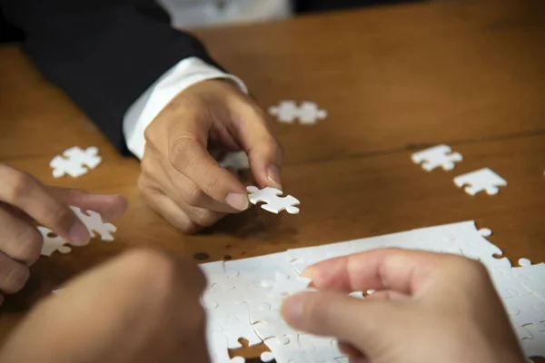 Handen Van Zakenmensen Met Een Legpuzzel Business Concep — Stockfoto