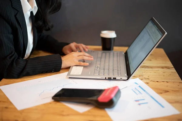 Las Mujeres Negocios Uso Mano Tarjeta Crédito Línea Compras Omni Fotos De Stock