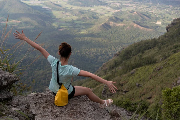 Πεζοπόρος Σακίδιο Που Χαλαρώνει Νεαρή Γυναίκα Και Ψάχνει Καταπληκτικά Βουνά — Φωτογραφία Αρχείου