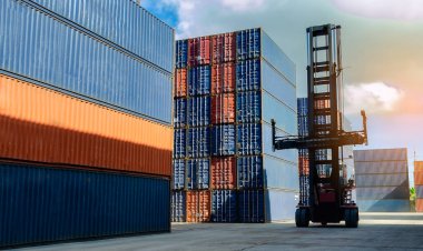 Forklift kamyon kargo konteyner nakliye bahçede kaldırma veya bahçesinde gündoğumu gökyüzü ile kargo Konteyner Taşımacılık ithalat, ihracat ve lojistik sanayi kavramı için arka plan yığınında karşı dock