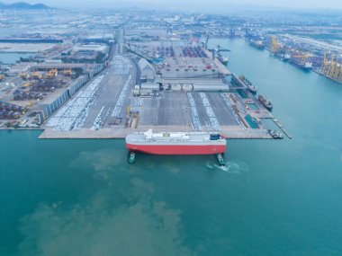 Dünya çapında lojistik sektöründe deniz taşımacılığındaki konteynır hizmetlerinin boşaltılması