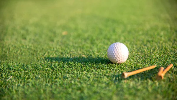 Golfball Beim Abschlag Auf Dem Golfplatz Hobby Urlaub Und Urlaub — Stockfoto