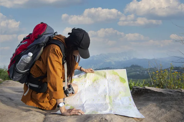 Senderista Con Mochila Relajante Mujer Joven Mirando Increíbles Montañas Bosques — Foto de Stock