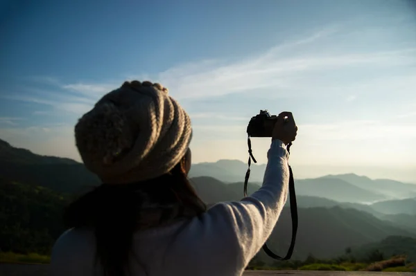 Mulher Asiática Fotógrafo Natureza Fundo Bonito Por Sol — Fotografia de Stock