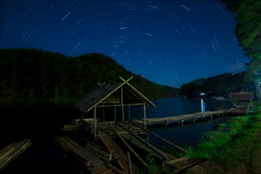 Gece vakti Pang-ung, Pine Forest Park, Mae Hong Son, Tayland 'da Samanyolu ile birlikte çam ormanı manzarası altında turizm ve çadır maceraları. Trave Konsepti