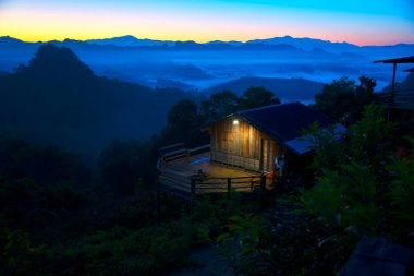 Sabahları kulübeler, barınaklar ve yıldızlar Baan JABO Mae Hong Son, Baan JABO Tayland 'ın en muhteşem sislerinden biri.