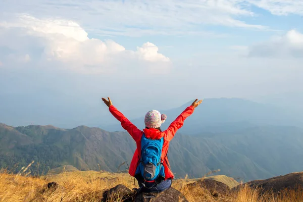 Caminhante Mulher Asiática Feliz Sentindo Liberdade Bom Forte Peso Vitorioso — Fotografia de Stock