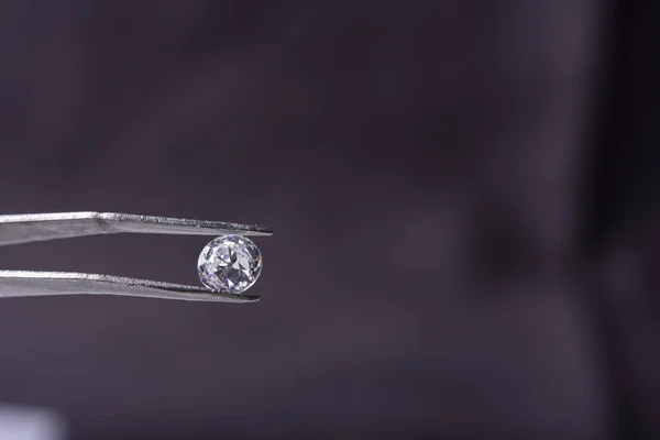 Крупним Планом Руки Ювелірних Виробів Збільшувальним Круглим Вирізом Алмазу Темному — стокове фото