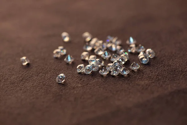 Rund Skuren Diamant Mörk Bakgrund Med Kopieringsutrymme — Stockfoto