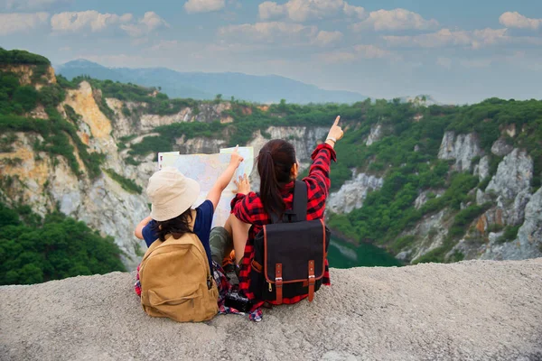 Randonneur Avec Sac Dos Relaxant Jeune Femme Vacances Randonnée — Photo