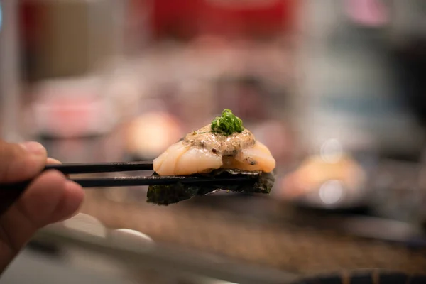 Sushi Sashimi Piatti Sushi Sashimi Rotolamento Nastro Trasportatore — Foto Stock