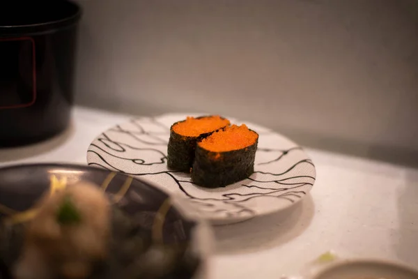 寿司と刺身 ベルトコンベア上で回転する寿司や刺身の料理 — ストック写真