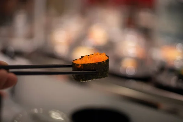 Suşi Sashimi Suşi Sashimi Tabakları Taşıma Bandında Yuvarlanıyor — Stok fotoğraf