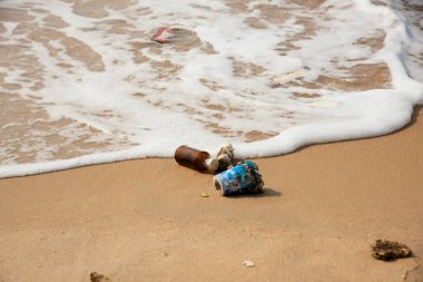 Baech Sahili kirliliğinde çöp. Plastik şişeler ve deniz sahilindeki diğer çöpler.
