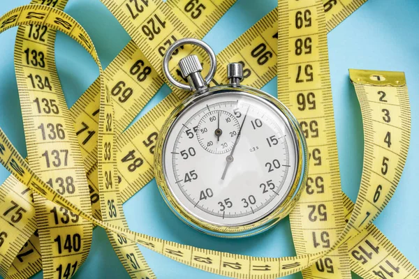 Gewichtsverlies Trainingen Gele Meetlint Meter Stopwatch Een Blauwe Achtergrond — Stockfoto