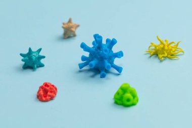 Mavi arka planda farklı virüs ve bakteriler