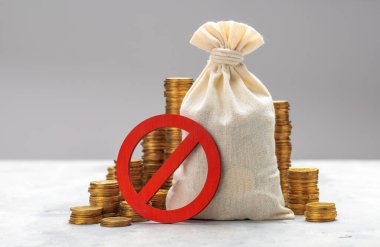 İçki yasağı işareti. Para çantası ve gri arka planda yığınla bozuk para. Sembol ve para yok