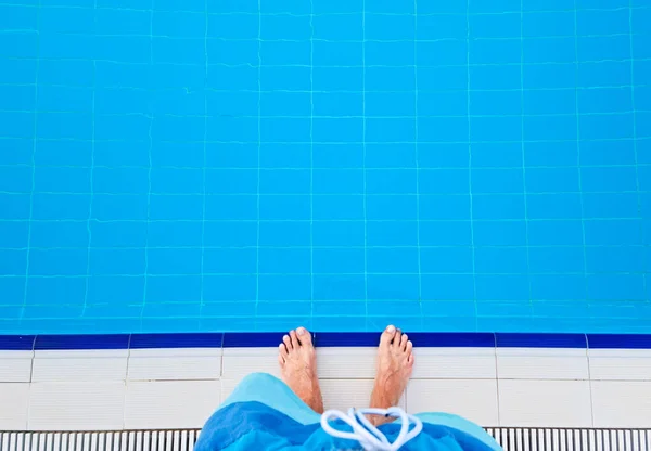 Mannelijke voeten aan de kant van het zwembad. Sjabloon Kopieer ruimte voor tekst — Stockfoto