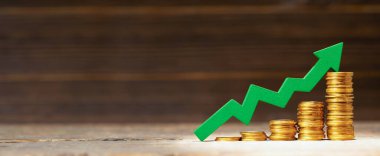 Yeşil aşağı ok. Altın para yığını, öne çıkın. Para kazanma kavramı. Metin için şablon kopyalama alanı