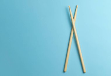 Mavi arka planda davul sopaları. Metin için şablon kopyalama alanı