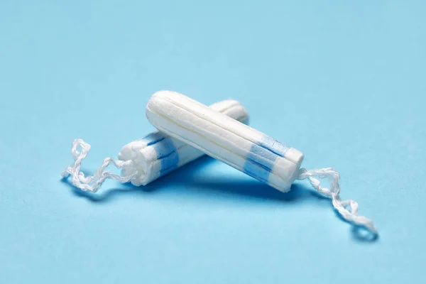 Tampones. Higiene femenina durante la menstruación. Dos tampones blancos sobre fondo azul — Foto de Stock