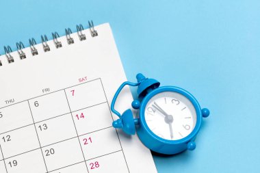 Mavi arkaplanda alarm saati ve takvim