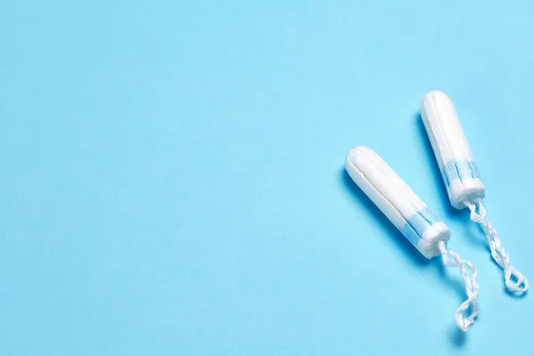 Tamponok kék háttérrel. Női higiénia a menstruáció alatt. Sablon Szöveghely másolása — Stock Fotó