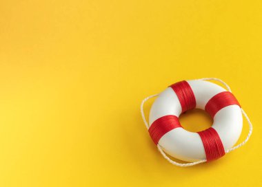 Sarı arka planda bir can simidi. Metin için şablon kopyalama alanı