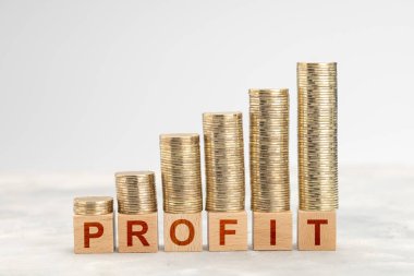 Kâr artışı. Yığınla altın madeni para.