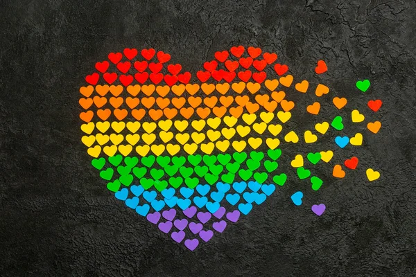 Hart gemaakt van kleine hartjes in regenboogkleuren — Stockfoto
