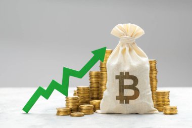 Bitcoin büyümesi. Para çantası ve bitcoin sembolü yukarı doğru büyüyen ok ile