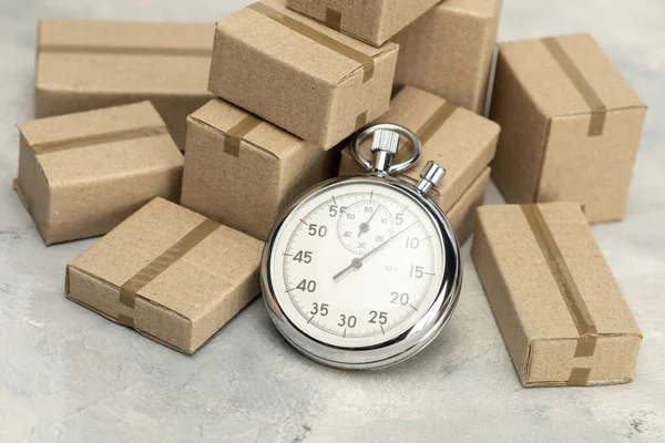 Chronomètre et boîtes en carton. Concept de livraison rapide Images De Stock Libres De Droits