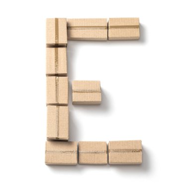 Karton kutulardan gelen E harfi beyaz arka planda izole edilmiş.