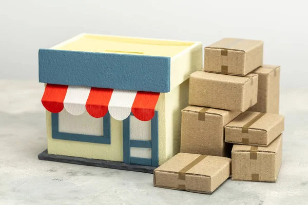 Kartonnen dozen en offline winkel. Online levering van goederen — Stockfoto