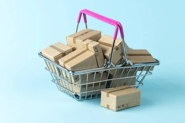 Compras en línea. Teclado portátil y cesta de la compra con cajas de cartón — Foto de Stock