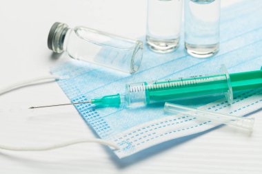 Şırınga ve aşı şişeleri. Farklı ilaçlarla aşılama