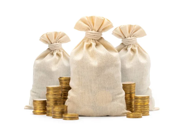 Tres bolsas de dinero con pilas de monedas de oro aisladas sobre fondo blanco. Plantilla de maqueta —  Fotos de Stock