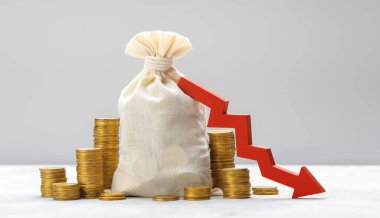Bozuk paralarla dolu para çantası ve kırmızı ok. Para kaybı kavramı