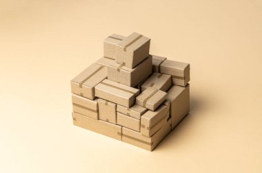 Kahverengi arkaplandaki karton kutular.