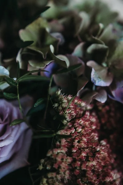 Ein Strauß Fliederfarbener Rosen Alstroemeria Und Dunkler Hortensien Ein Luxuriöses — Stockfoto