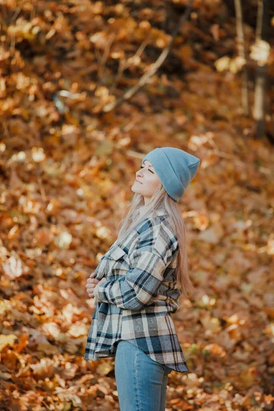 Una Chica Rubia Una Camisa Cuadros Bosque Otoño —  Fotos de Stock