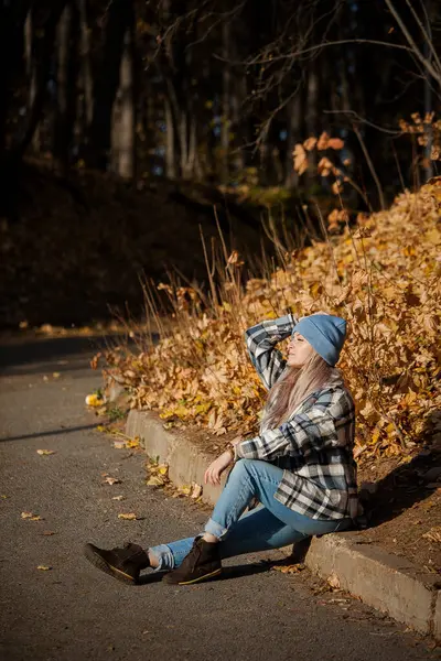 Una Chica Rubia Una Camisa Cuadros Bosque Otoño —  Fotos de Stock