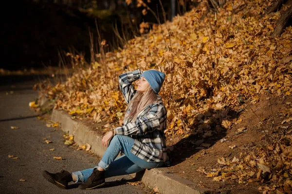 Una Chica Rubia Una Camisa Cuadros Bosque Otoño —  Fotos de Stock