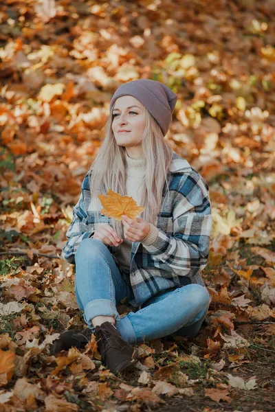Blondynka Dziewczyna Koszuli Kratę Jesiennym Lesie — Zdjęcie stockowe