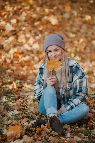 Блондинка Клетчатой Рубашке Осеннем Лесу — стоковое фото
