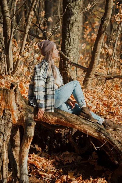 Een Blond Meisje Een Geruite Overhemd Herfst Bos — Stockfoto