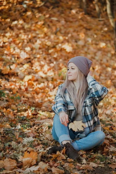 Uma Menina Loira Uma Camisa Xadrez Floresta Outono — Fotografia de Stock