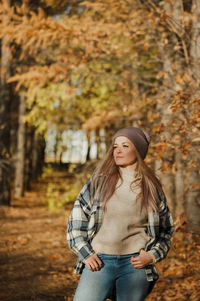 Блондинка Клетчатой Рубашке Осеннем Лесу — стоковое фото
