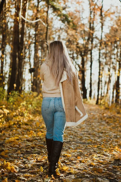 Una Chica Rubia Adulta Camina Bosque Otoño Paseo Aire Fresco —  Fotos de Stock